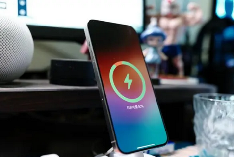 溆浦苹果15换屏服务分享用什么充电器给iPhone15充电更好 